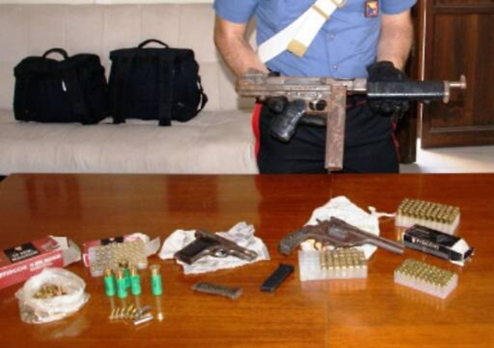 Catania, a Librino i Cc scoprono un arsenale tra la vegetazione