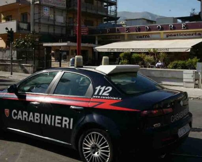 Catania, &ldquo;attaccano&rdquo; tabaccheria con mazze di ferro, arrivano i Cc