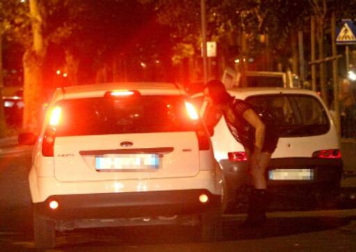 Catania, in scooter rapinano e investono trans: 4 arresti