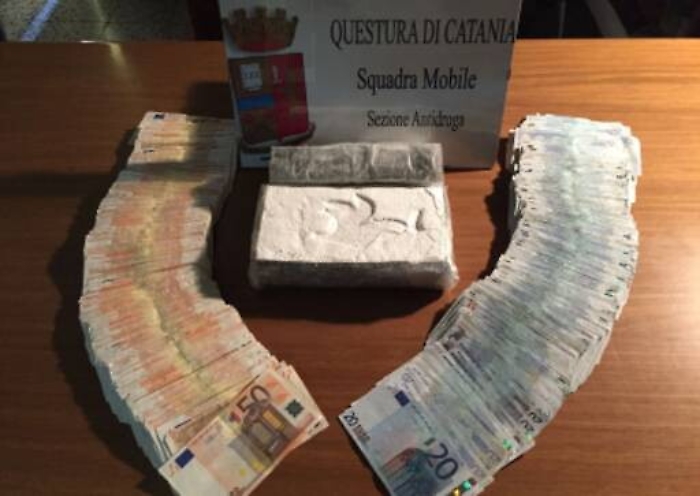 Catania, la Polizia assiste a consegna cocaina: due arresti