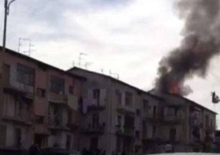 Catania, mansarda a fuoco nel popolare quartiere di Nesima