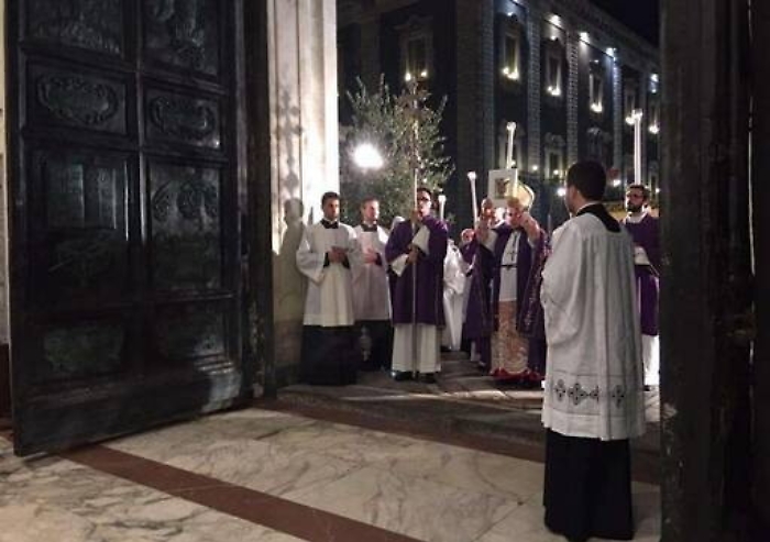 Catania, mons. Gristina apre la Porta Santa Folla di fedeli commossa in Cattedrale