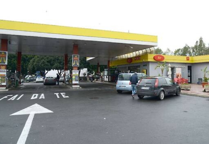 Catania, rapina con sparatoria al distributore Morto un bandito, ferito gravemente 15enne