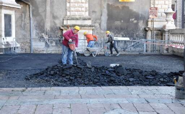 Catania, rimosso dal sagrato il manto di bitume &laquo;In citt&agrave; ognuno fa quello che vuole&raquo;