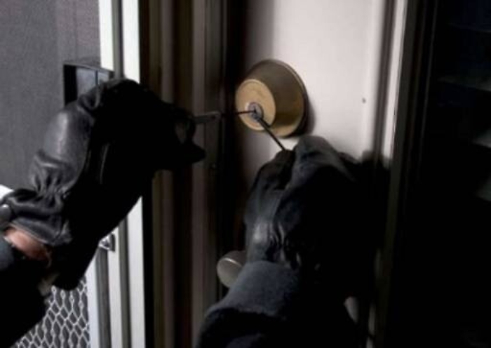 Due topi di appartamento presi dai carabinieri a Trecastagni