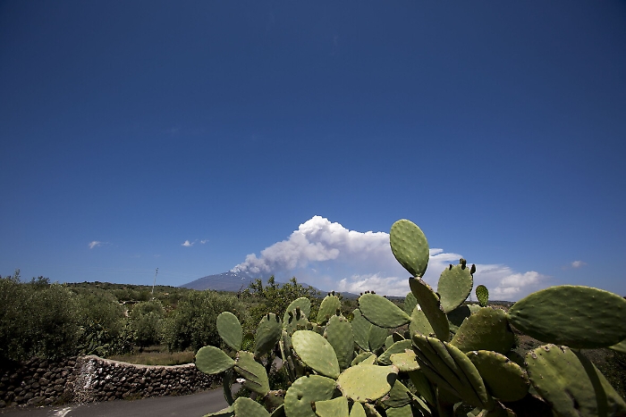 Prosegue attività stromboliana su Etna Resta nube di cenere lavica