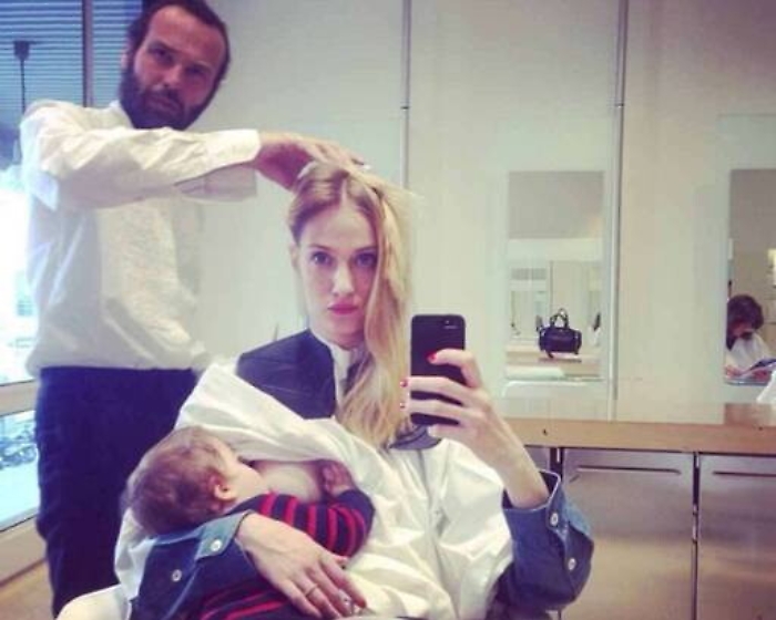 Eva, top palermitana sempre col bebè: allatta dove può