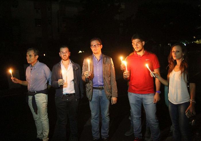 Flash mob in Viale Tirreno illuminato con delle candele