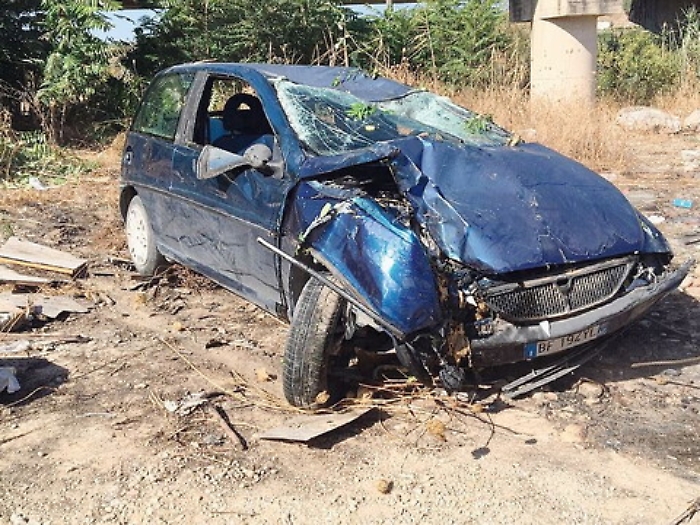 Auto gi&ugrave; dal ponte finisce nel fiume