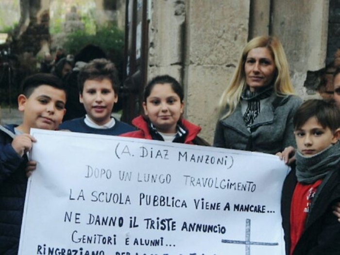 La protesta: &laquo;Gi&ugrave; le mani dalla nostra scuola&raquo;