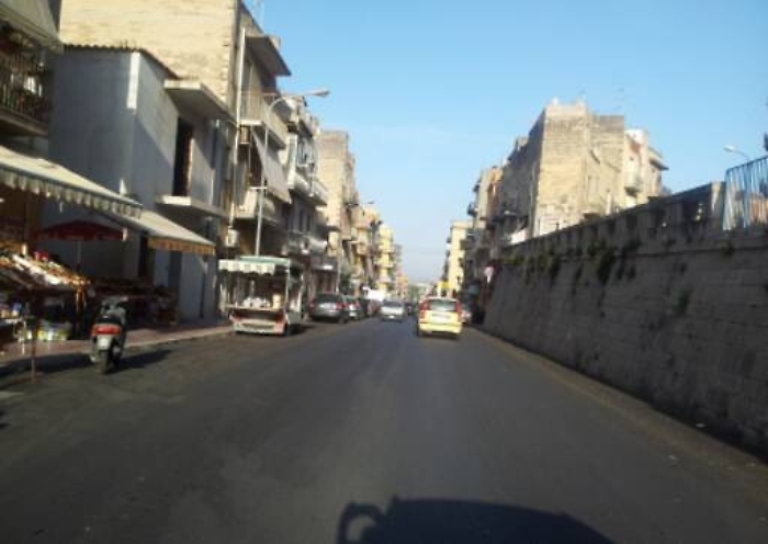 Gela, difende commessa da avances: rivale gli spara