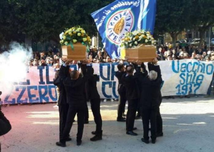 Gela, folla per l&rsquo;addio a padre e figlio morti nell&rsquo;incidente aereo