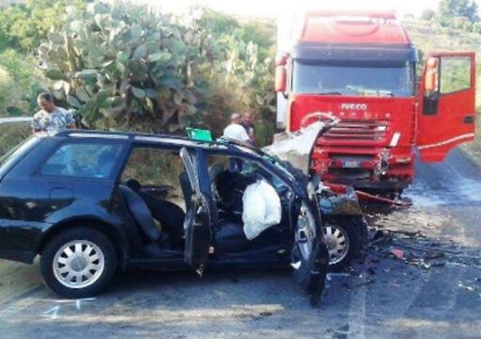 Grammichele, violento scontro frontale auto e tir, muore autista
