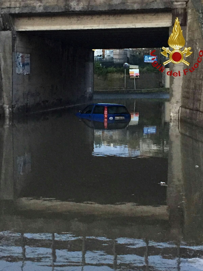Motta Sant'Anastasia, auto bloccata Salvati sotto un cavalcavia