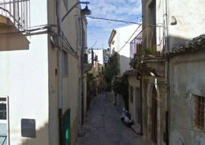 Il suo pit bull morde una bimba e si barrica in casa per “difenderlo”