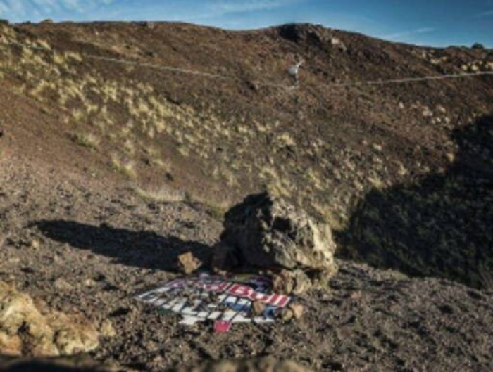 In bilico sull’highline sopra i Crateri Silvestri Ecco il «numero» di Micky Wilson