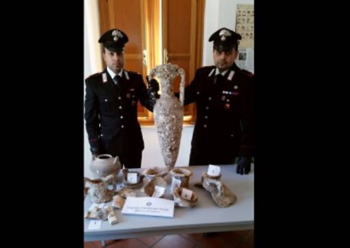 In casa aveva un piccolo museo Denunciato 60enne a Vulcano