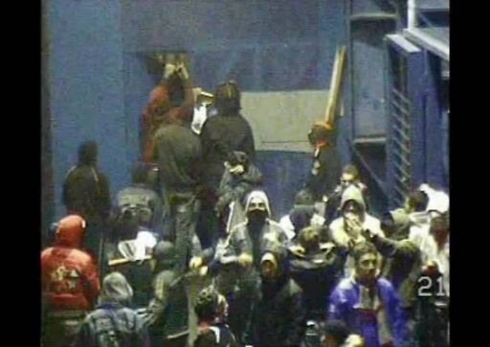 Incidenti Casertana Catania Agente costretto a sparare in aria