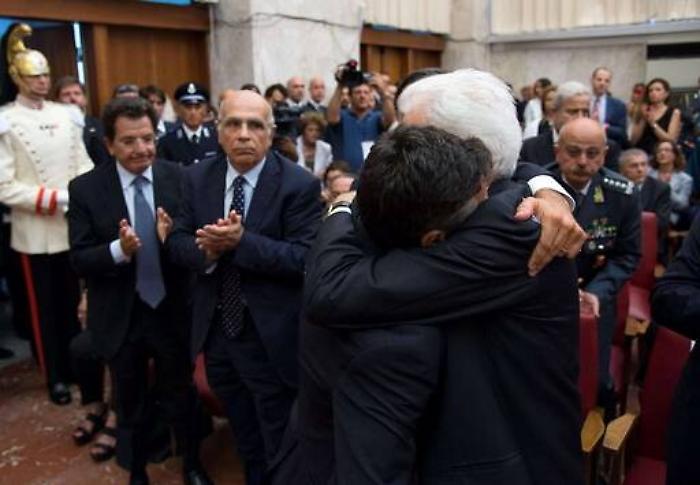 L&rsquo;abbraccio di Mattarella a Manfredi &laquo;Presidente, sono qui perch&eacute; c&rsquo;&egrave; lei&raquo;