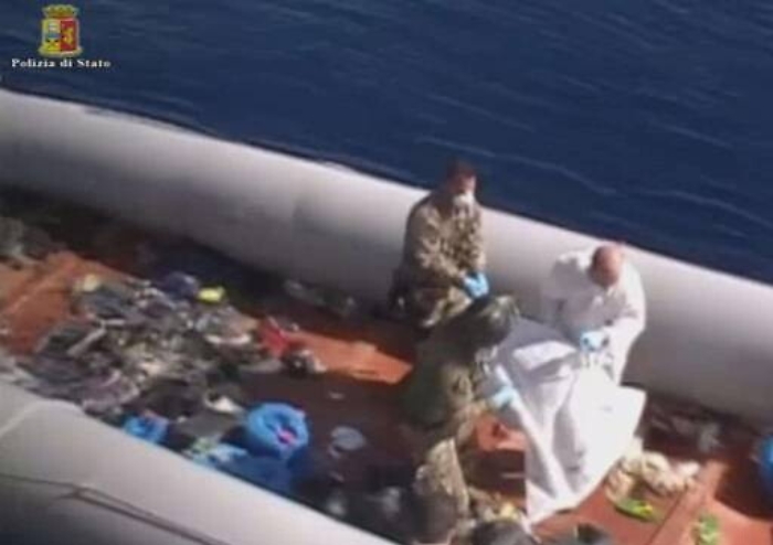 L&rsquo;odissea dei migranti in un video shock Dalla gioia della partenza alla morte in mare