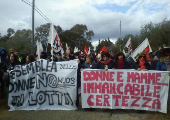 La rabbia delle donne &ldquo;noMuos&rdquo; al rogo i fantocci di Renzi e Obama