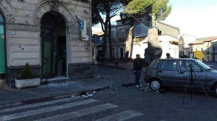 Linguaglossa, furto con spaccata: fuga con auto rubata a carabiniere