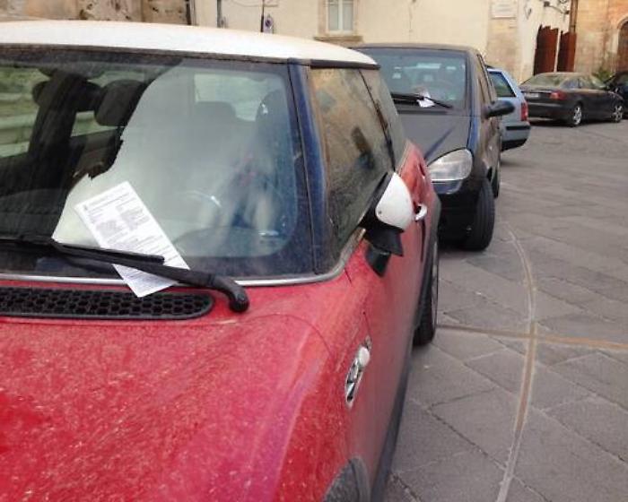 Parcheggiano in divieto davanti al Municipio: pioggia di multe. Sanzionati anche dipendenti comunali e un consigliere