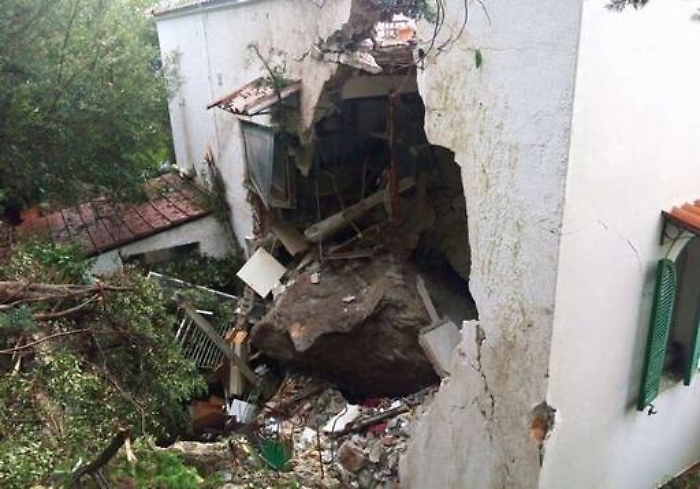 Mondello, masso gi&ugrave; da parete rocciosa sfonda camera da letto e uccide anziana