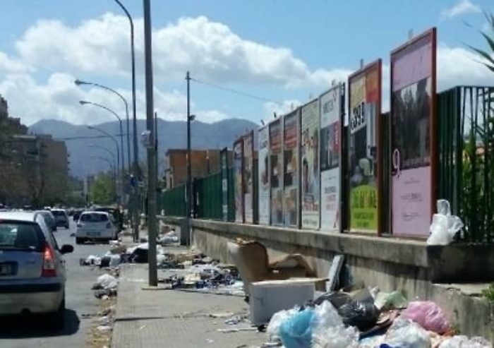 Palermo, cassonetti stracolmi: protesta abitanti, aggrediti agenti