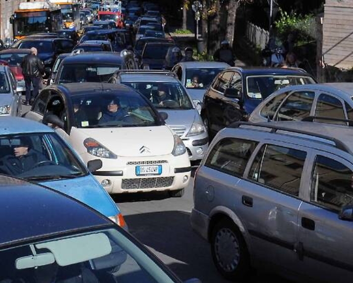 Palermo, scontro fra auto: traffico in tilt in via Libertà