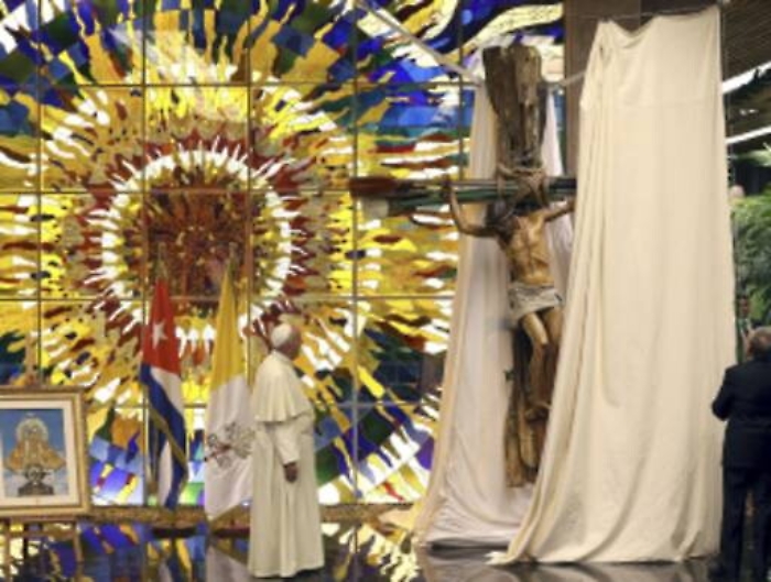 Papa Francesco dona a Lampedusa il crocifisso ricevuto da Raùl Castro