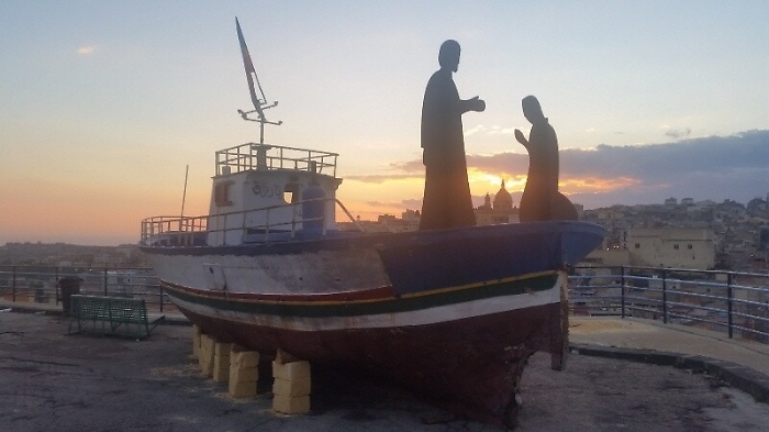 Il presepe dei Frati minori di Favara su un barcone