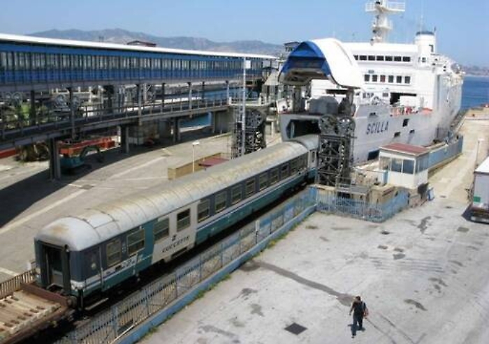 Presto lo Stretto di Messina senza pi&ugrave; treni Si dovr&agrave; attraversare a piedi (con i bagagli)
