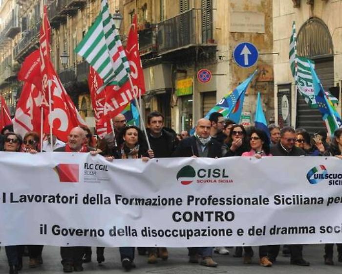 Protesta dei lavoratori della Formazione: uova contro la Regione