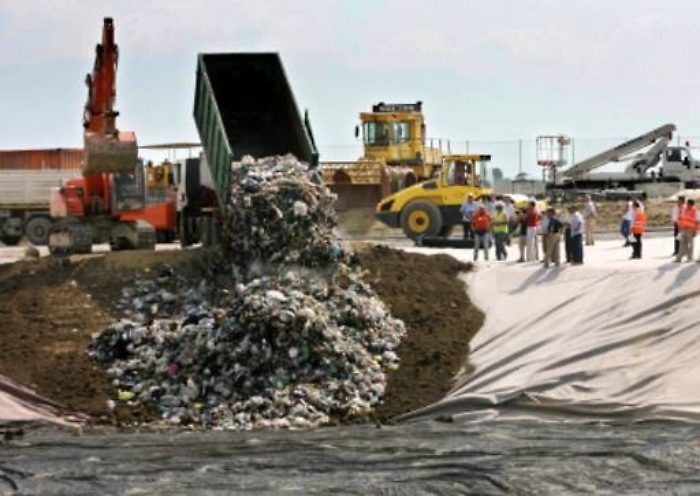 Rifiuti, ministro Galletti bacchetta la Sicilia: «Troppo uso discariche»