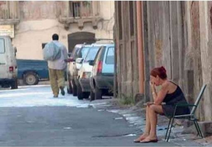 San Berillo, olio fritto sulle scale La guerra dei trans ai pusher subsahariani