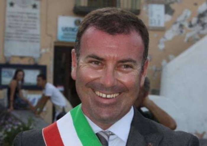 Santa Marina di Salina, il sindaco che rubava alle anziane morte