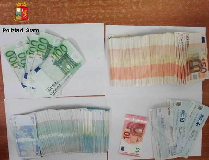 Catania, nascondevano arsenale nella coda di un pianoforte