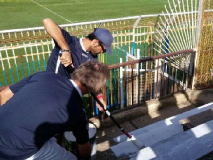 Tecnico e giocatori dell&rsquo;Akragas &rdquo;dipingono&rdquo; spalti dello stadio Esseneto