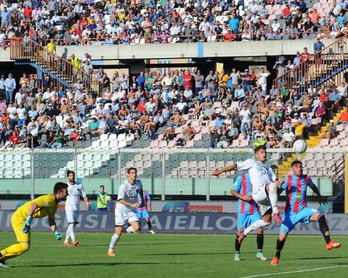 Tifoso Cosenza con petardo a Catania: denunciato