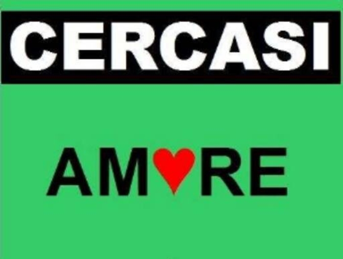 Un amore nato in vacanza ma i due si perdono di vista: lei adesso lo cerca