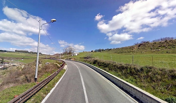 Bimbo sbalzato da auto colpita da masso a Vizzini