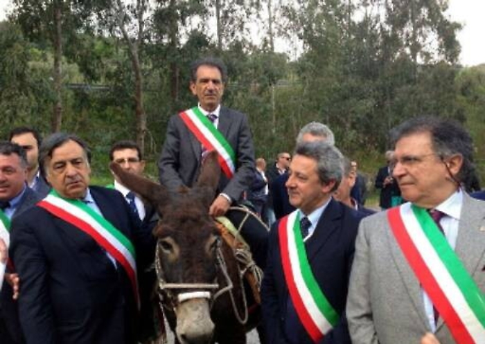 Viadotto Himera, sotto i piloni va in scena protesta di 15 sindaci