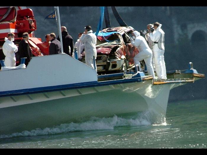 Finisce in auto nel lago, 50enne illeso