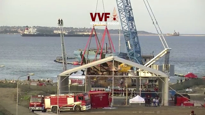 Il relitto recuperato pieno di cadaveri il racconto dell'orrore di un vigile del fuoco