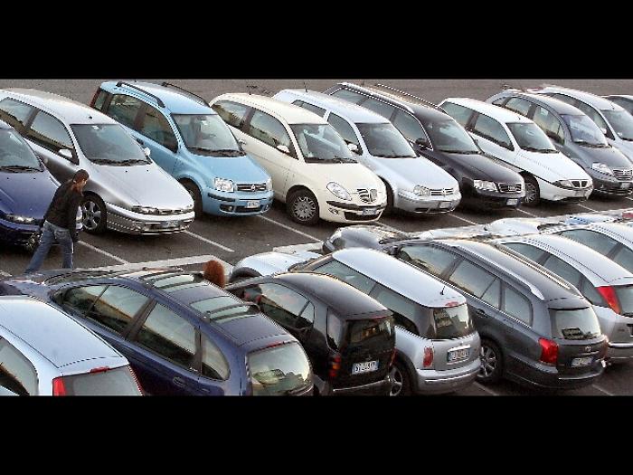 Scopre moglie con prete, intervengono cc