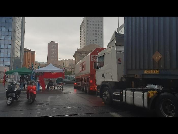 Sciopero autotrasporto in porto a Genova