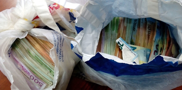 Il bottino di 76 mila euro nel sacchetto Furto in villa a Cefalù, catanesi in manette