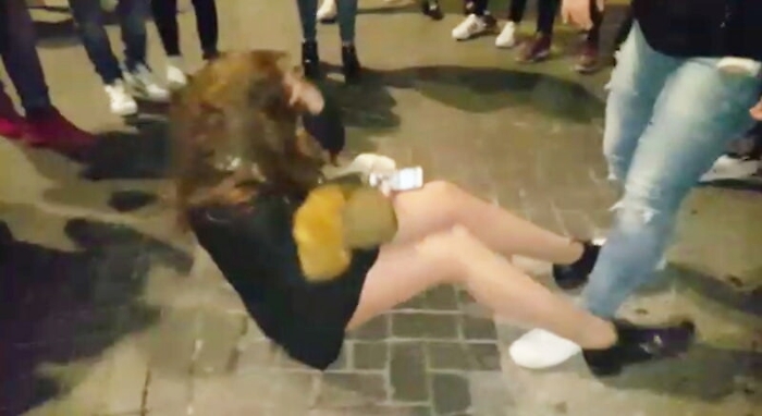 Siracusa, &laquo;bulla&raquo; sedicenne gelosa picchia in piazza la rivale di 13 anni