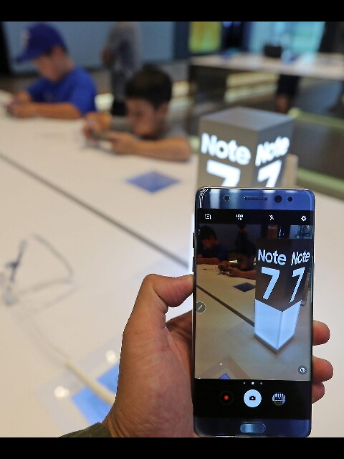 Samsung blocca vendita Galaxy Note 7, batteria pu&ograve; esplodere